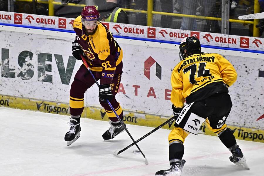 Druhý zápas extraligové baráže 2025/26: Zleva jihlavský obránce Jan Strejček a&nbsp;Matěj Maštalířský, útočník Litvínova