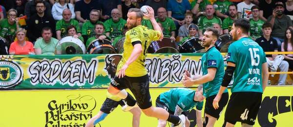 Zuberský Jakub Hrstka zakončuje v semifinálovém zápase proti Karviné