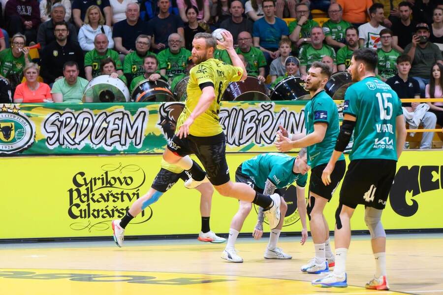 Zuberský Jakub Hrstka zakončuje v&nbsp;semifinálovém zápase proti Karviné