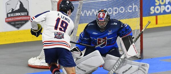 Mistrovství světa v hokejbalu 2026 hostí Ostrava, zde Elliot Lewis (Velká Británie) a Tomáš Dubnický (Slovensko) na minulém hokejbalovém MS 