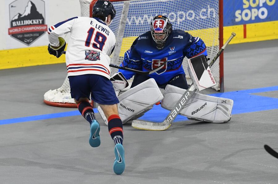 Mistrovství světa v&nbsp;hokejbalu 2026 hostí Ostrava, zde Elliot Lewis (Velká Británie) a&nbsp;Tomáš Dubnický (Slovensko) na minulém hokejbalovém MS