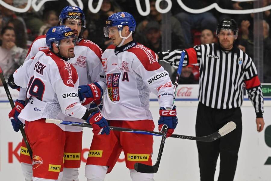 Česká hokejová reprezentace dnes v&nbsp;přípravě na MS 2026 vyzve Rakousko. Na fotce se Jakub Flek a&nbsp;Dominik Kubalík radují z&nbsp;gólu proti Německu.