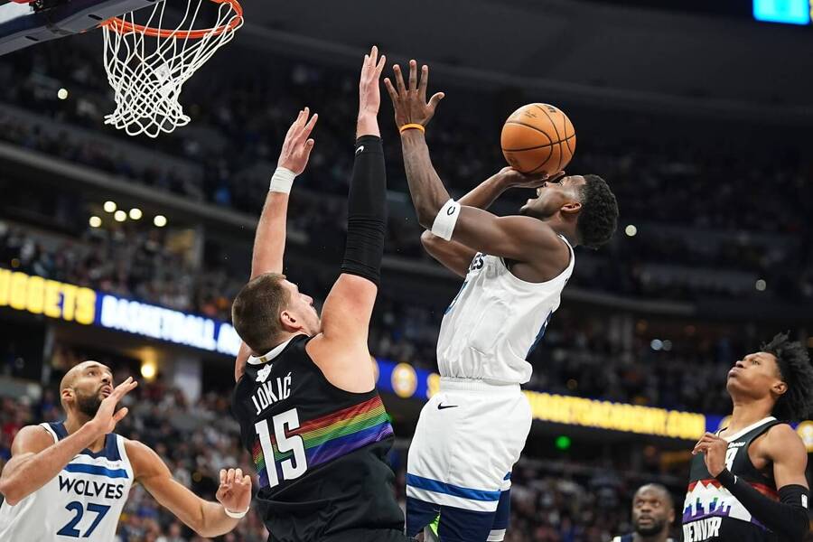 Anthony Edwards zakončuje, o&nbsp;blok se snaží Nikola Jokic