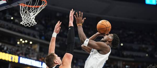 Anthony Edwards zakončuje, o blok se snaží Nikola Jokic