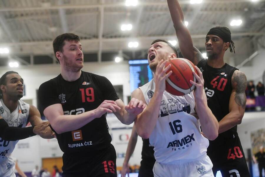 Fotka z&nbsp;basketbalového zápasu Děčín vs. Nymburk, oba týmy jsou součástí Maxa NBL play off 2026