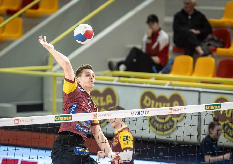 Martin Mařík z&nbsp;Liberce smečuje, fotka ze zápasu volejbalové extraligy