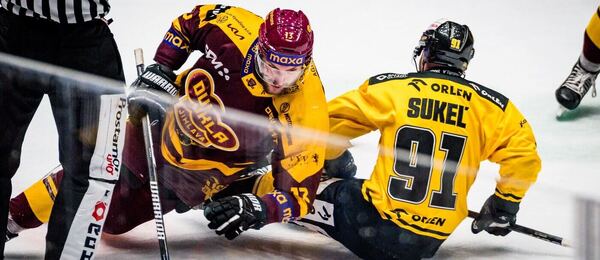 HC Verva Litvínov a HC Dukla Jihlava dnes hrají 5. baráž o extraligu 2026. Na snímku Matouš Menšík a Matúš Sukeľ ve 4. utkání.