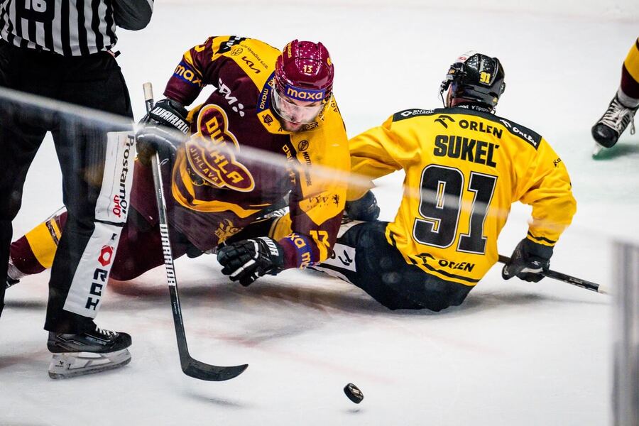 HC Verva Litvínov a&nbsp;HC Dukla Jihlava dnes hrají 5.&nbsp;baráž o&nbsp;extraligu 2026. Na snímku Matouš Menšík a&nbsp;Matúš Sukeľ ve 4.&nbsp;utkání.
