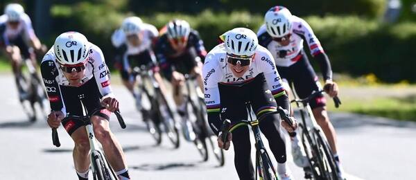 Tadej Pogačar a jezdci UAE Team Emirates XRG během tréninku na trati závodu Lutych-Bastogne-Lutych 2026