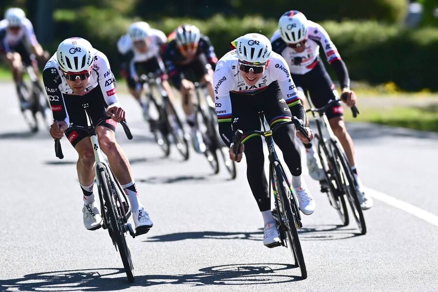 Tadej Pogačar a&nbsp;jezdci UAE Team Emirates XRG během tréninku na trati závodu Lutych-Bastogne-Lutych 2026