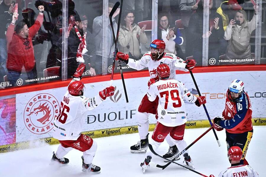 Hokejisté Třince se radují po vstřelení gólu