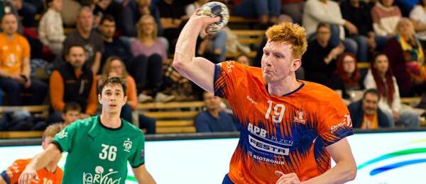 Daniel Bláha z Plzně střílí na branku v zápase proti Karviné