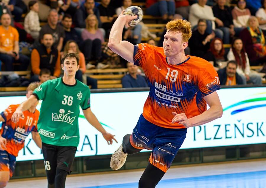 Daniel Bláha z&nbsp;Plzně střílí na branku v&nbsp;zápase proti Karviné