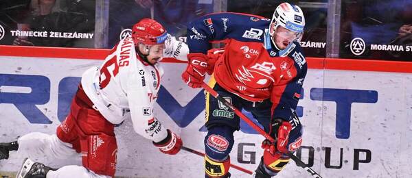 Souboj o puk mezi třineckým bekem Jakubem Galvasem (vlevo) a Janem Mandátem, útočníkem Pardubic