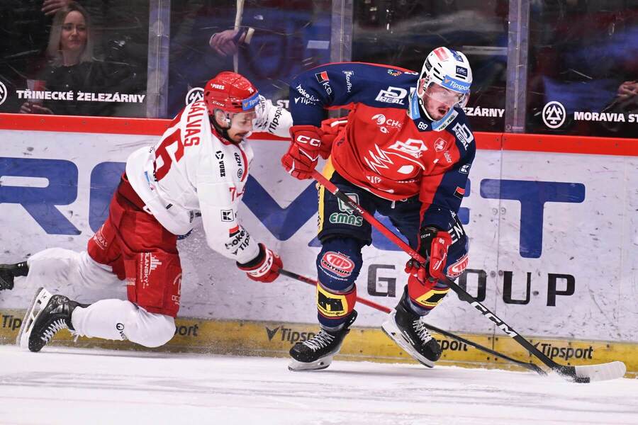 Souboj o&nbsp;puk mezi třineckým bekem Jakubem Galvasem (vlevo) a&nbsp;Janem Mandátem, útočníkem Pardubic