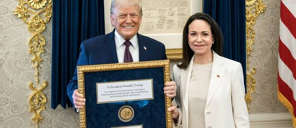 Loňská laureátka María Machado svou medaili věnovala Donaldu Trumpovi