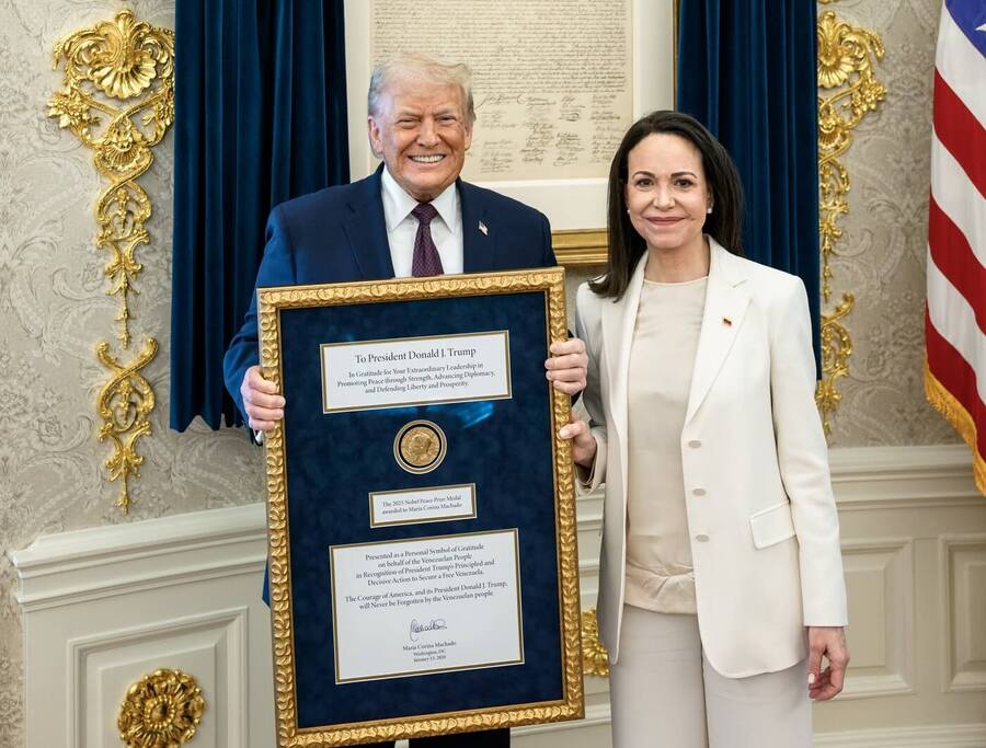 Loňská laureátka María Machado svou medaili věnovala Donaldu Trumpovi