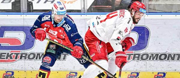 Pardubický Roman Červenka a třinecký Tomáš Kundrátek ve finále extraligy