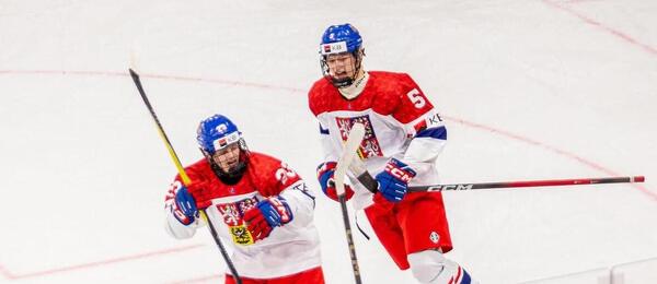 Hokejisté české reprezentace do 18 let slaví gól