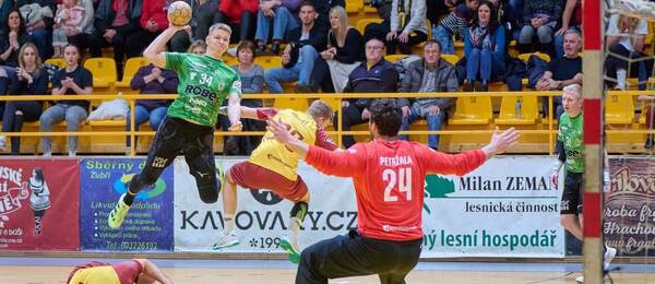 Zuberský tahoun Dušan Palát střílí na branku, fotka ze zápasu Zubří vs. Dukla