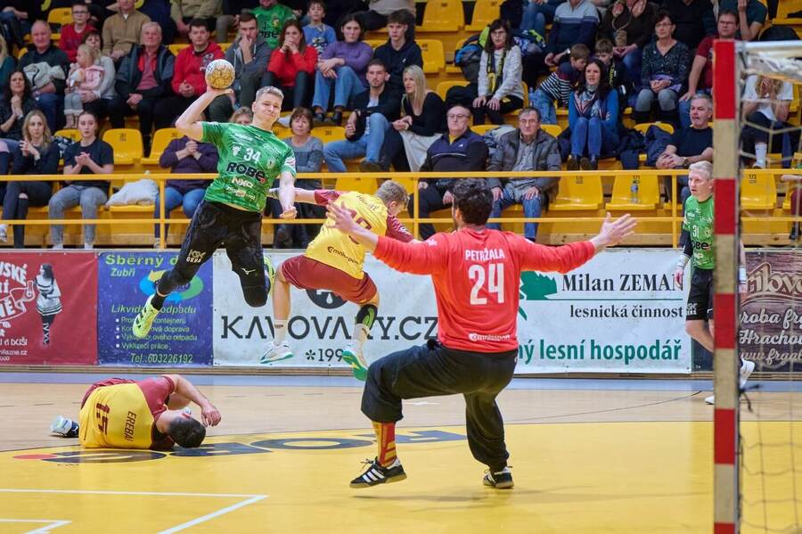 Zuberský tahoun Dušan Palát střílí na branku, fotka ze zápasu Zubří vs. Dukla