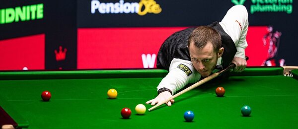 Mark Allen na Mistrovství světa ve snookeru 2026. Dnes ho v semifinále vyzve Wu Yize.