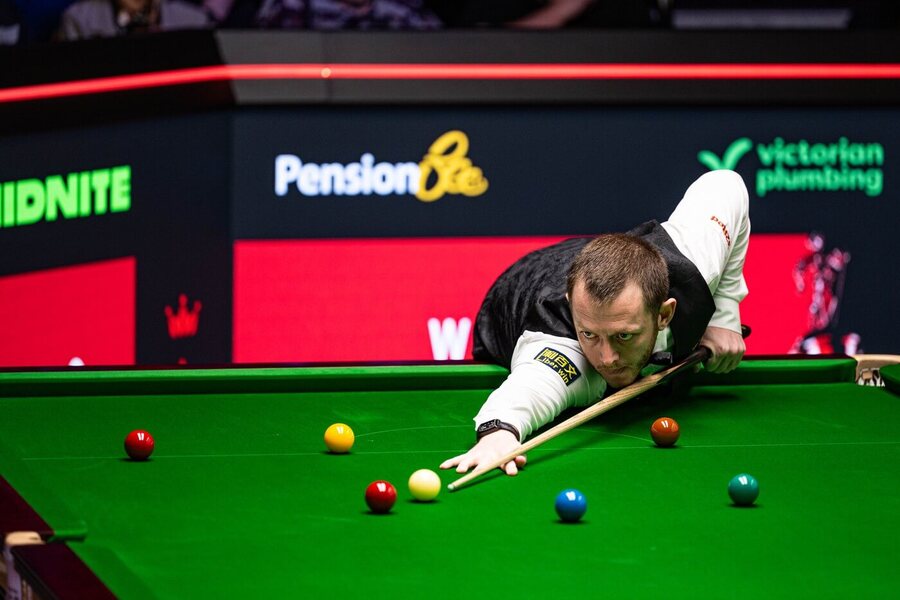 Mark Allen na Mistrovství světa ve snookeru 2026. Dnes ho v&nbsp;semifinále vyzve Wu Yize.