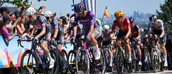 Peloton cyklistů při závodu Eschborn–Frankfurt stoupá na Mommalshainer Stich.