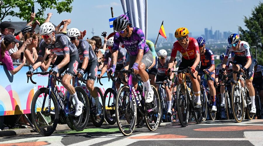 Peloton cyklistů při závodu Eschborn–Frankfurt stoupá na Mommalshainer Stich.
