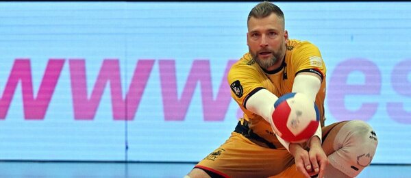 Michal Moník ze Lvů Praha vybírá podání soupeře