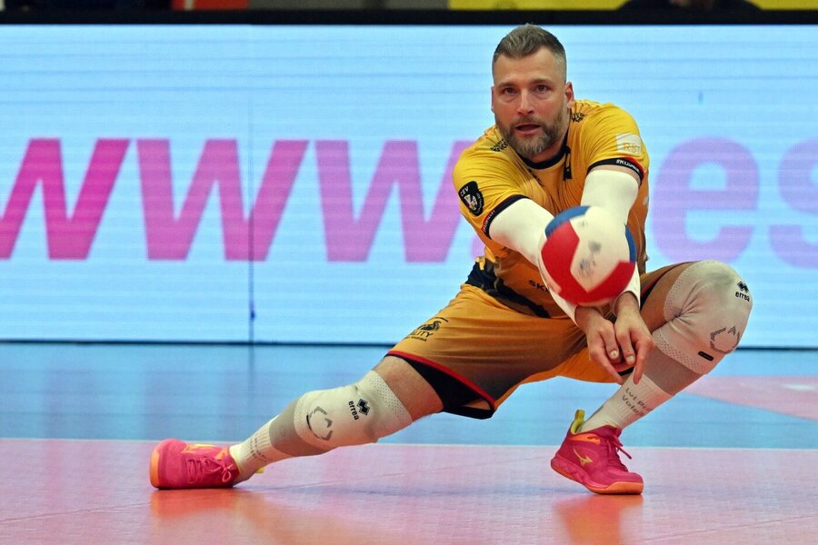Michal Moník ze Lvů Praha vybírá podání soupeře