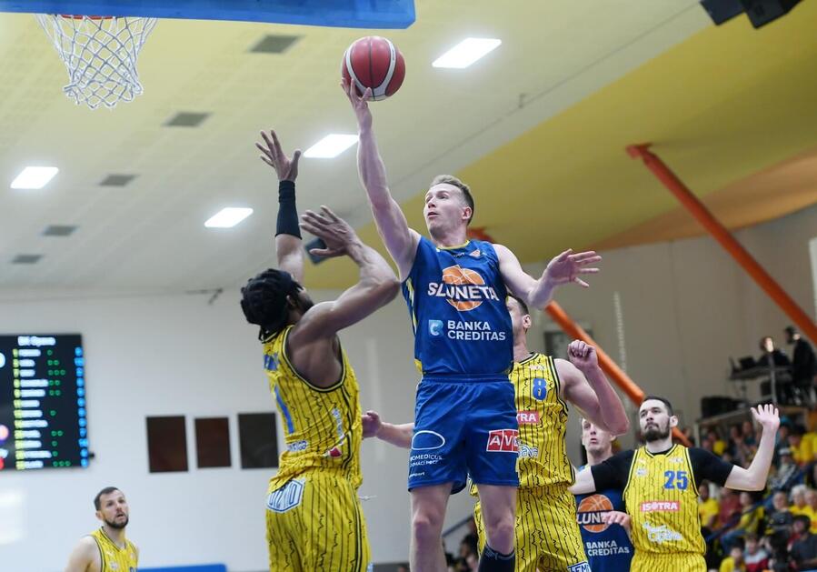 Ústecký rozehrávač Tomáš Vyoral zakončuje v&nbsp;zápase proti Opavě