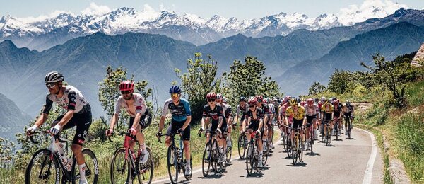 Peloton cyklistů během závodu Giro d Italia