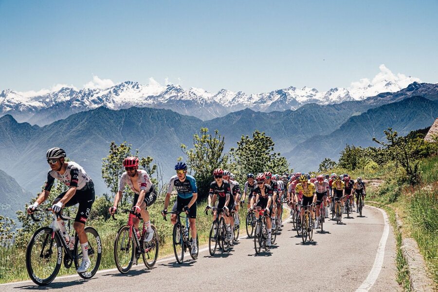 Peloton cyklistů během závodu Giro d'Italia
