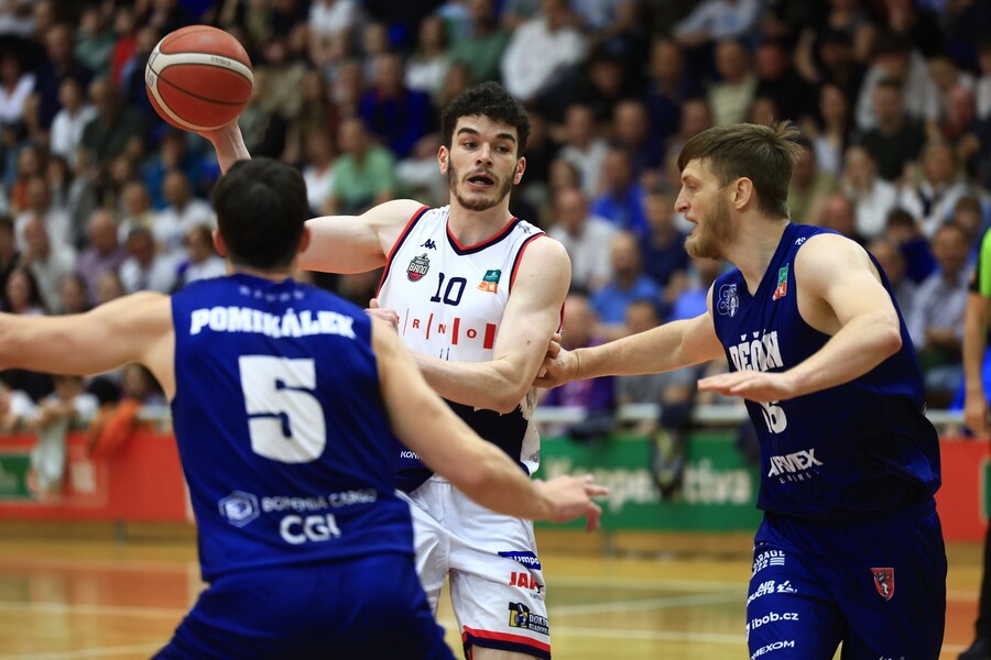 Fotka ze semifinálového zápasu v&nbsp;loňském play off Maxa NBL
