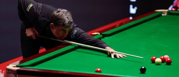 Ronnie O'Sullivan v Crucible Theatre během Mistrovství světa ve snookeru 2026