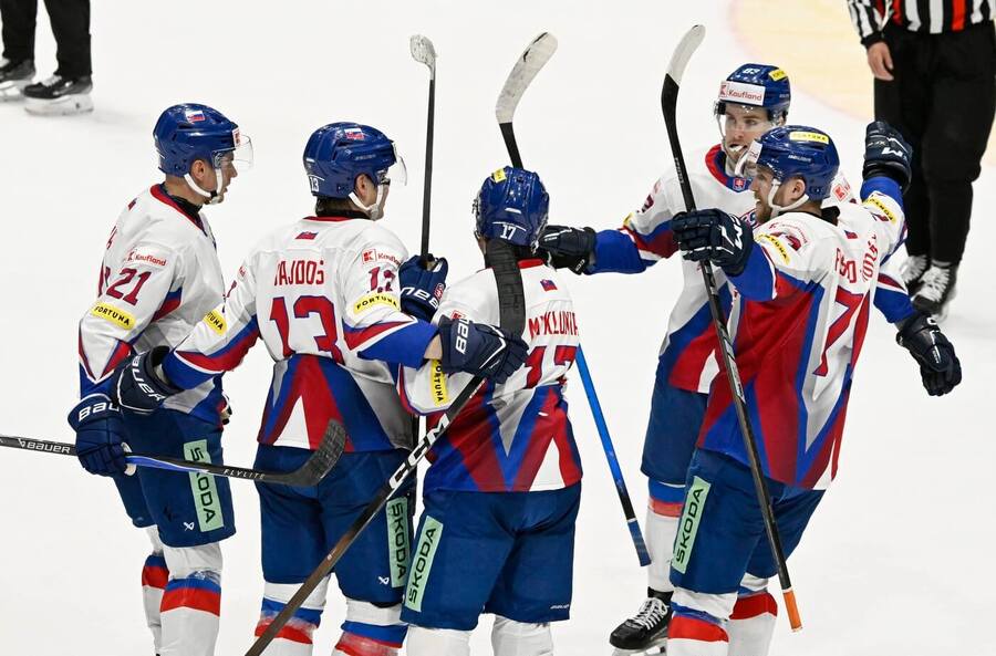 Hráči slovenské reprezentace se radují z&nbsp;gólu, fotka z&nbsp;přípravného zápasu proti Lotyšsku