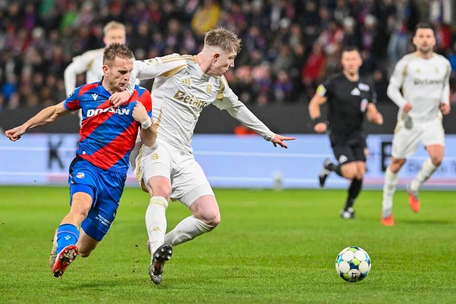 Amar Memić z&nbsp;Plzně a&nbsp;Adam Ševínský ze Sparty v&nbsp;souboji