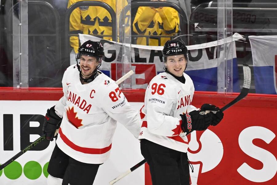 Sidney Crosby a&nbsp;Macklin Celebrini na mistrovství světa v&nbsp;ledním hokeji, oba jsou v&nbsp;nominaci na MS 2026