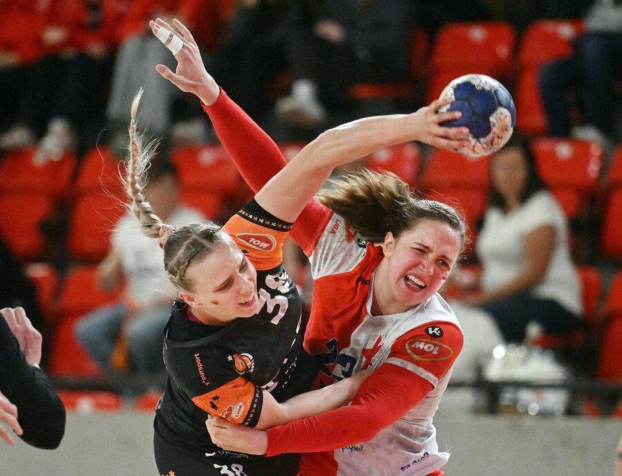 Valerie Smetková z&nbsp;Mostu útočí, fotka ze zápasu Most vs. Slavia Praha ve finále play off 2025