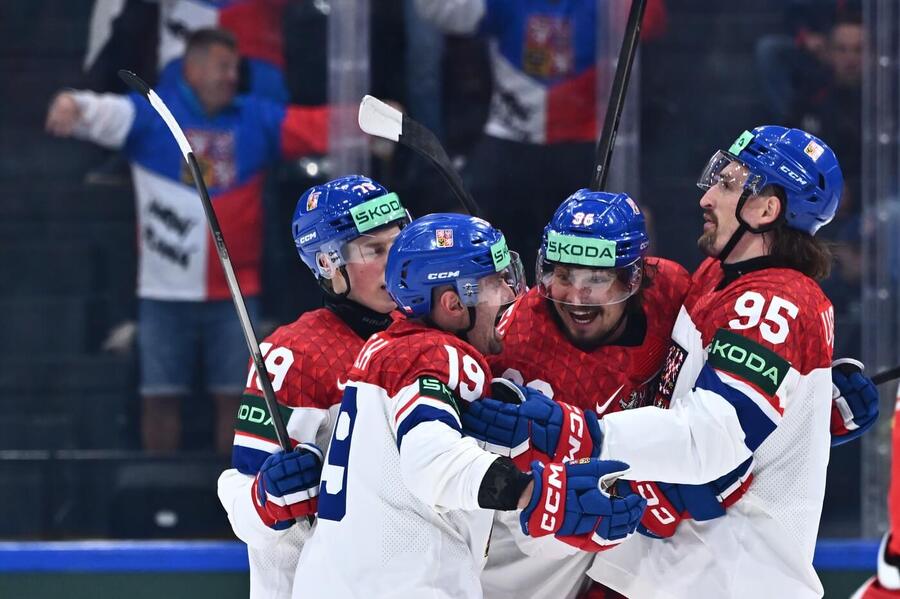 Čeští hokejoví reprezentanti se radují z&nbsp;gólu na MS 2026 ve Švýcarsku, dnes Česko ve skupině B vyzve Slovinsko