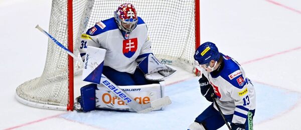 Brankář Samuel Hlavaj a obránce František Gajdoš v přípravě na MS v hokeji 2026. Slovensko dnes hraje proti Norsku.