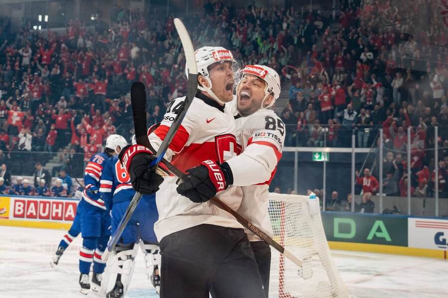 Pius Suter a&nbsp;Sven Andrighetto oslavují gól na MS v&nbsp;hokeji 2026. Švýcarsko dnes hraje s&nbsp;Lotyšskem.