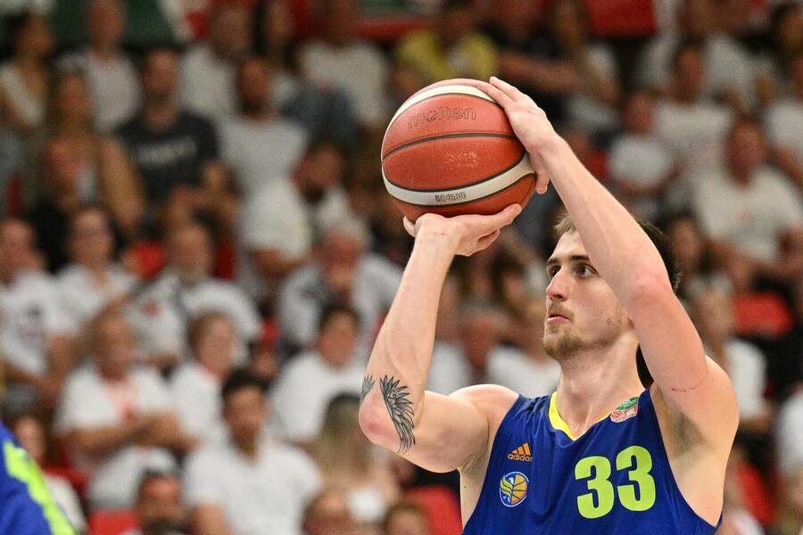 Opavský křídelník Jakub Slavík střílí trestný hod