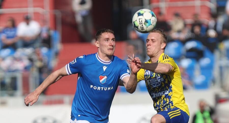 Ondřej Kričfaluši v&nbsp;souboji s&nbsp;Davidem Machalíkem
