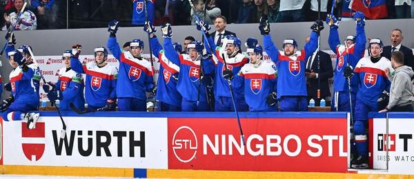 Slovenští hokejisté se radují z výhry, fotka z prvního zápasu Slovenska na MS 2026 proti Norsku
