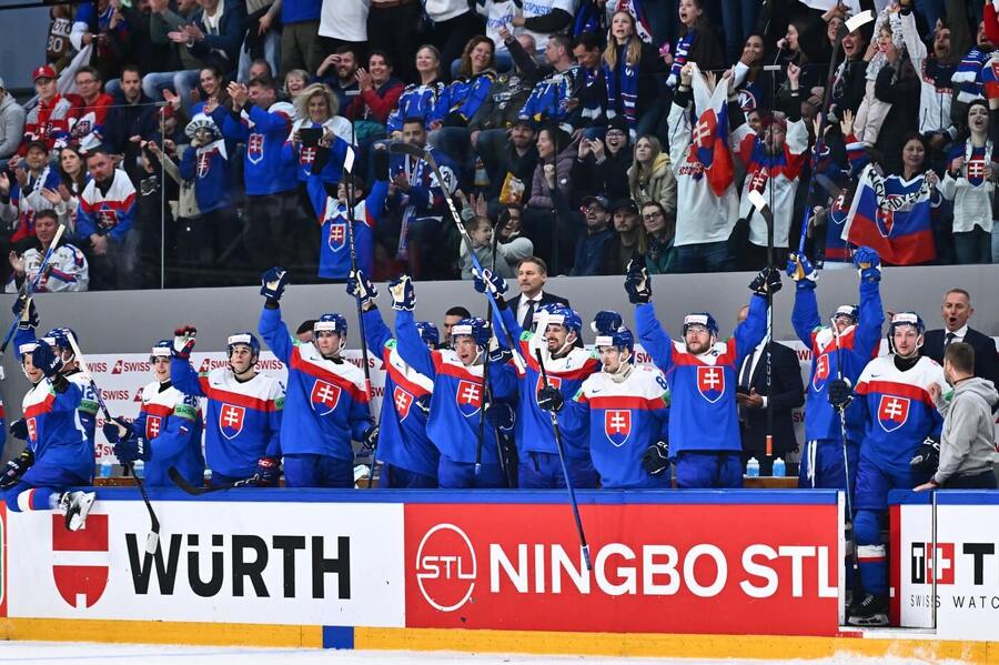 Slovenští hokejisté se radují z&nbsp;výhry, fotka z&nbsp;prvního zápasu Slovenska na MS 2026 proti Norsku