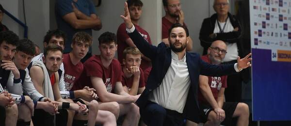 Hlavní trenér brněnského basketbalového týmu Martin Vaněk gestikuluje