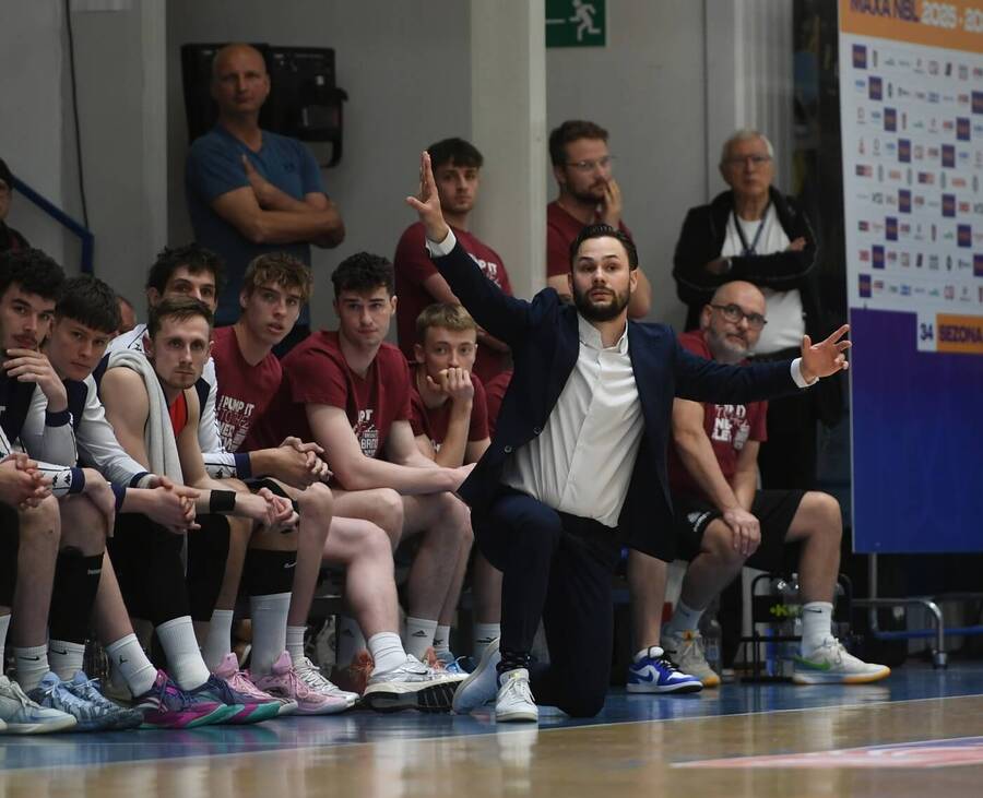 Hlavní trenér brněnského basketbalového týmu Martin Vaněk gestikuluje