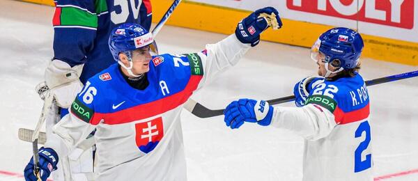 Martin a Kristián Pospíšilovi oslavují gól Slovenska na MS v hokeji 2026. Slováci dnes ve skupině B ve Fribourgu hrají se Slovinci.